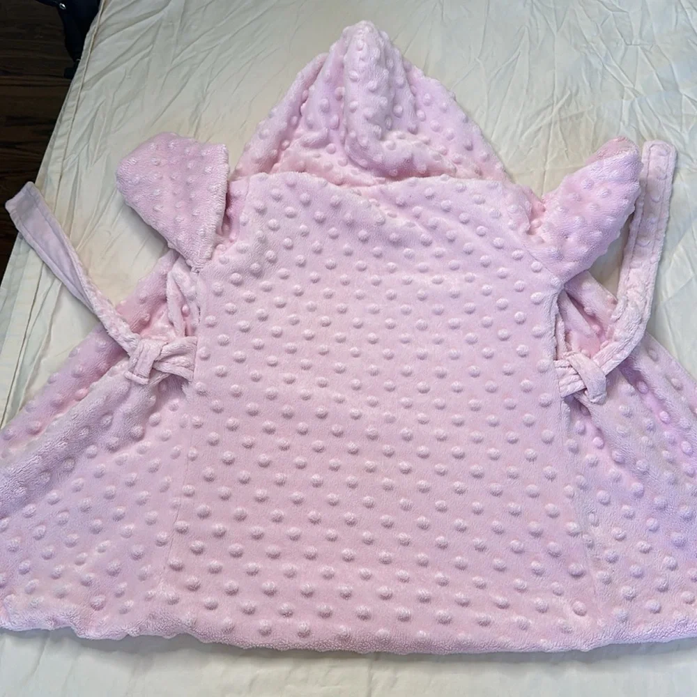 Bundle of two baby girl bath robes size 0-9 months. GREAT CONDITION, very soft.